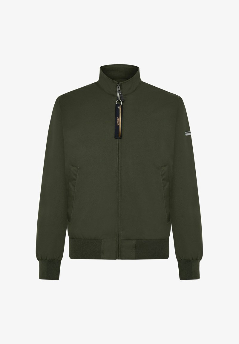 Olivgrön bomberjacka med hög krage, frontdragkedja, sidofickor och ribbade ärmslut. Har en etikett med varumärket och minimala accenter.