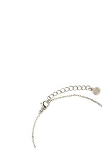 Pulsera de cadena de plata hecha de metal, con un cierre de langosta, eslabones ajustables y una pequeña etiqueta con la palabra "mi" grabada.