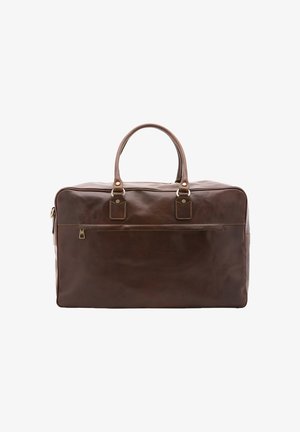 Mallette en cuir marron avec deux poignées, poche zippée à l'avant et coutures visibles sur fond blanc.