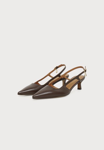 Mørkebrune lær slingback hæler med spiss tupp, lave kittenhæler og ankelremmer med små gullanheng.