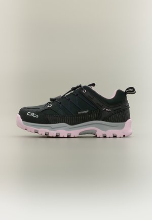 Zapato de senderismo impermeable negro y rosa con suela resistente, sistema de cordones rápido y logotipos de la marca en el lateral y la puntera.