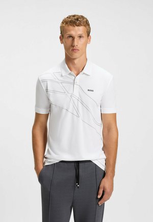 Weißes Polohemd mit kurzen Ärmeln, das ein graues Linienmuster und ein schwarzes "BOSS"-Logo aufweist. Hergestellt aus glattem, leichtem Material.