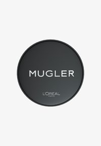 Zwarte ronde compact met het woord "MUGLER" in zilver gegraveerd in het midden, en "L'ORÉAL PARiS" eronder gedrukt in kleinere tekst.