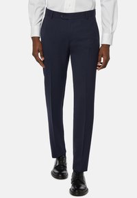 Námořnické elegantní kalhoty s přiléhavým střihem, vyrobené z hladké látky s jemným leskem. Obsahují rovný přední díl a boční kapsy.