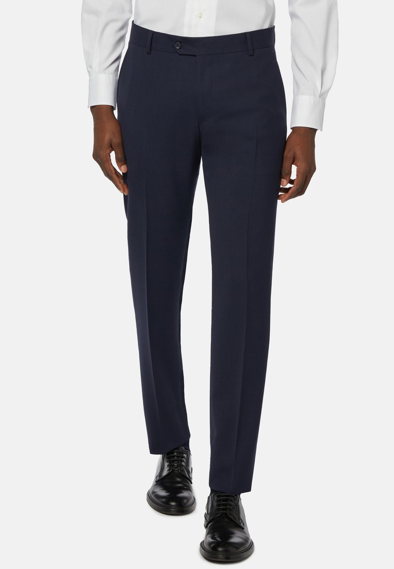 Námořnické elegantní kalhoty s přiléhavým střihem, vyrobené z hladké látky s jemným leskem. Obsahují rovný přední díl a boční kapsy.