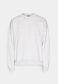 Sweatshirt en coton gris clair avec un col rond, des manches longues, des poignets côtelés et une coupe décontractée. Texture douce et design minimaliste.