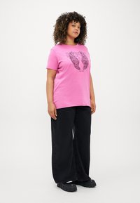 ONLY Carmakoma CARMIKO LIFE WASHED TEE - Trükipildiga T-särk - super pink