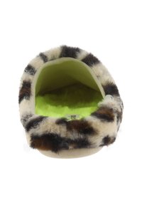 Zapatillas de casa difusas con un diseño manchado en crema y marrón, con un suave forro interior verde y una forma redondeada.