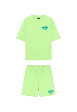 Felgroene T-shirt met korte mouwen en bijpassende shorts met blauwe gestileerde leeuwenkoppen op de borst en het been.