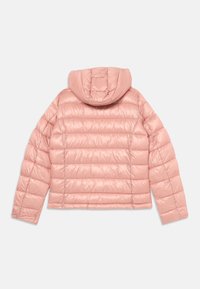 Rosa, cropped pufferjakke med hette. Kviltet design med horisontale seksjoner og glatt tekstur. Slank, lett materiale.