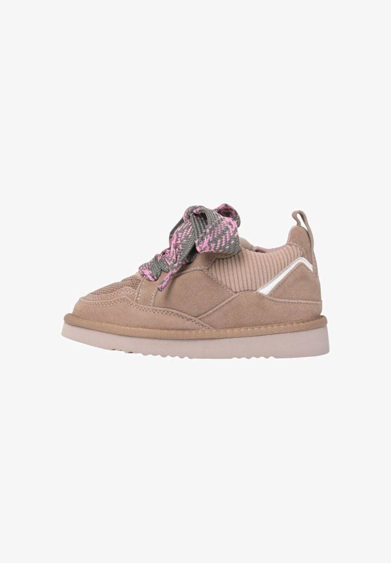 Sneaker rosa in suede con tomaia testurizzata, lacci grigio-lavanda a motivo e dettagli bianchi; suola piatta e design con tacco piccolo.