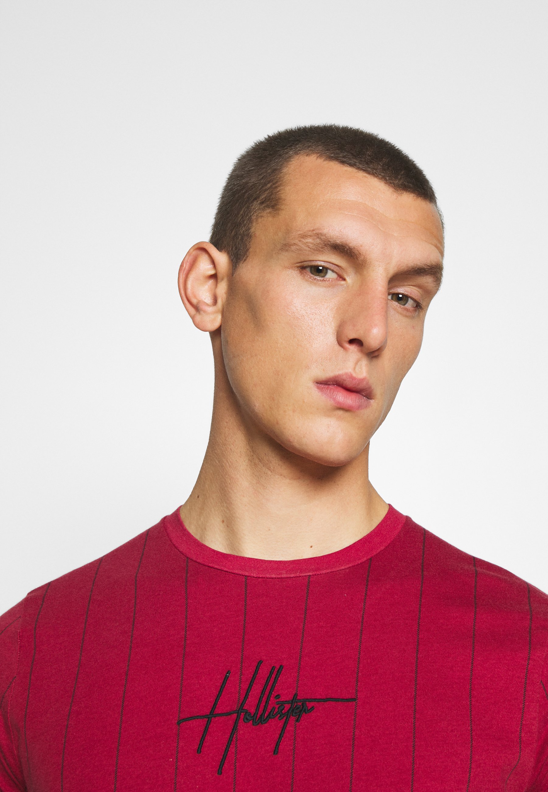 Hollister Co. SCRIPT LOGO T shirts med print red Hollister Co. SCRIPT LOGO - T-shirts med print - red