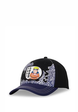 Casquette noire et marine avec des motifs de vagues blanches et un patch circulaire représentant Naruto en train de manger des ramen avec du texte japonais.