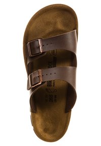 Sandali marroni con due cinturini regolabili, sottopiede in suede testurizzato e fibbie metalliche. Tra le caratteristiche ci sono una forma sagomata e supporto per l'arco.