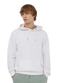 Felpa bianca in cotone con cappuccio regolabile, tasca a marsupio, polsini e orlo a costine, caratterizzata da una texture liscia e un design minimalista.