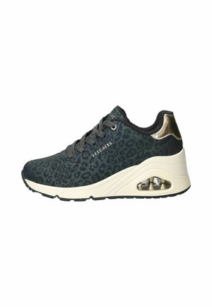 Zwart-grijze sneaker van Skechers met luipaardprint, metalen gouden hielaccent, dikke witte zool en zichtbare luchtkussen in de hiel.