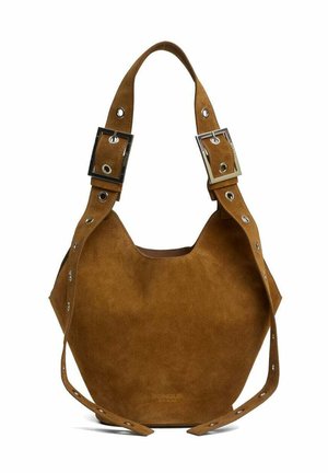 Borsa a mano in camoscio marrone con ampie spalline regolabili dotate di fibbie e occhielli argentati, strutturata con una forma leggermente arrotondata e morbida.