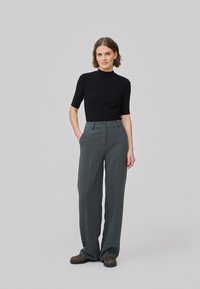 Modström GALE PANTS - Hlače - harbor green
