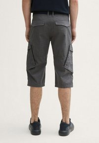 Graue Cargo-Shorts aus leichtem Material, mit mehreren seitlichen Taschen, lässiger Passform und einer Länge bis zur Mitte der Waden.