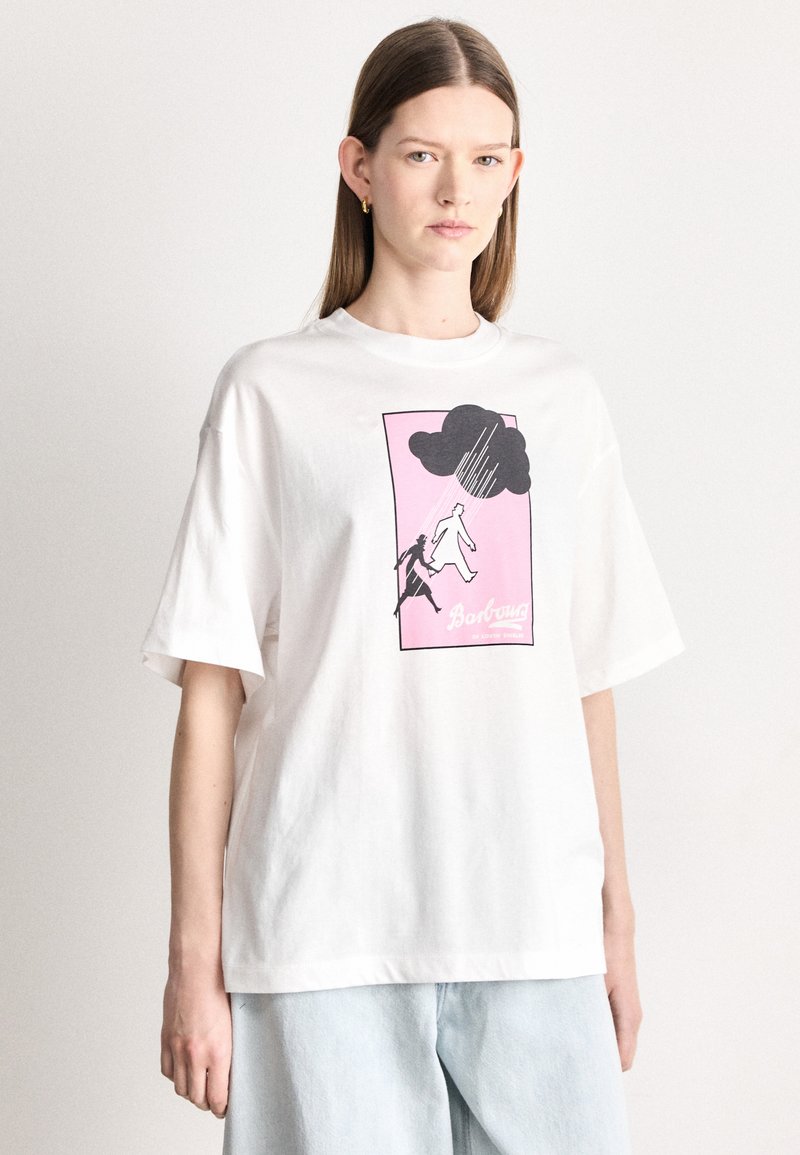 Valge puuvillane T-särk, mis on lõdvalt istuv, kujundusega roosas, mustas ja valges, kujutades pilve all vihma all olevaid figuure.