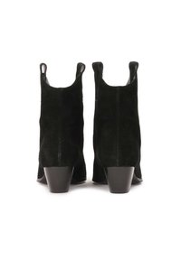 Czarne zamszowe botki za kostkę z tylnym wycięciem i niskim, szerokim obcasem. Posiadają dwie materiałowe pętle ułatwiające zakładanie.