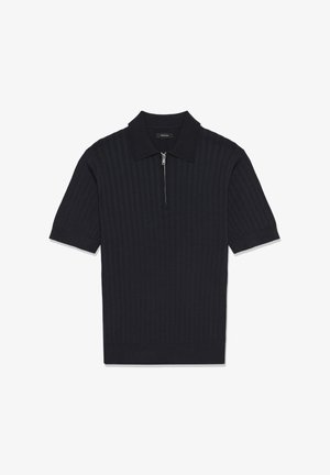 Mustast lühikeste varrukatega polosärk, millel on sooniline tekstuur, krae juures lukk ja liibuv disain ühevärvilises toonis.