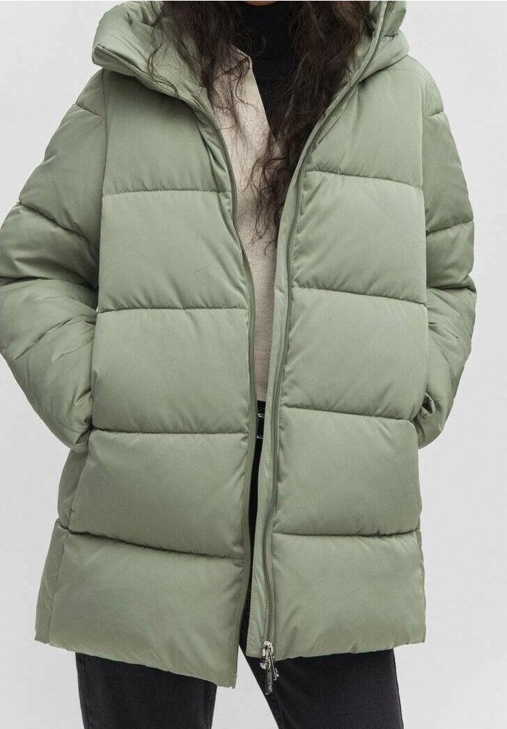 Hellgrüne Steppjacke mit Kapuze, die horizontale Steppabschnitte, einen Frontreißverschluss und Seitentaschen aufweist. Strukturierte Oberfläche, lässiges Design.