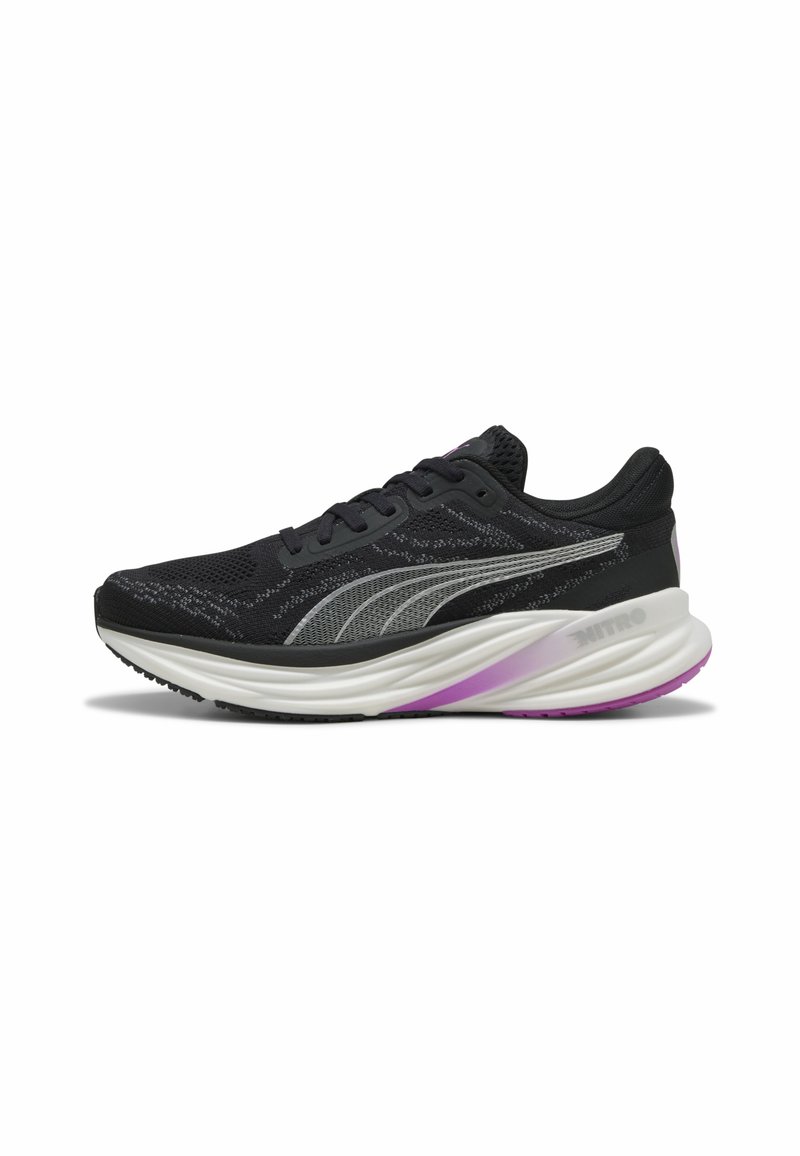 Chaussure de course en mesh noir avec des accents argentés, dotée d'une semelle intermédiaire blanche rembourrée avec un dégradé violet et une semelle extérieure texturée.