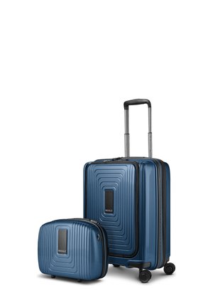 Blauer Hartschalenkoffer mit Teleskopgriff und passender kleiner Reisetasche, beide mit strukturierten quadratischen Mustern und schwarzer Umrandung.