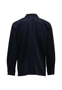 Granatowa koszula z korduroyu z długimi rękawami, mankietami na guziki i klasycznym kołnierzykiem. Gładka tekstura z pionowymi prążkami, widok z tyłu.