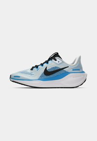 Chaussure de sport en mesh bleue et blanche avec un logo Nike noir, dotée d'une semelle blanche, de lacets noirs et d'un dessus texturé pour la respirabilité.