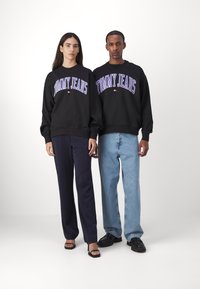 Tommy Jeans BOXY POP VARSITY CREW UNISEX - Sudadera - black