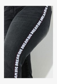 No seleccionado, black