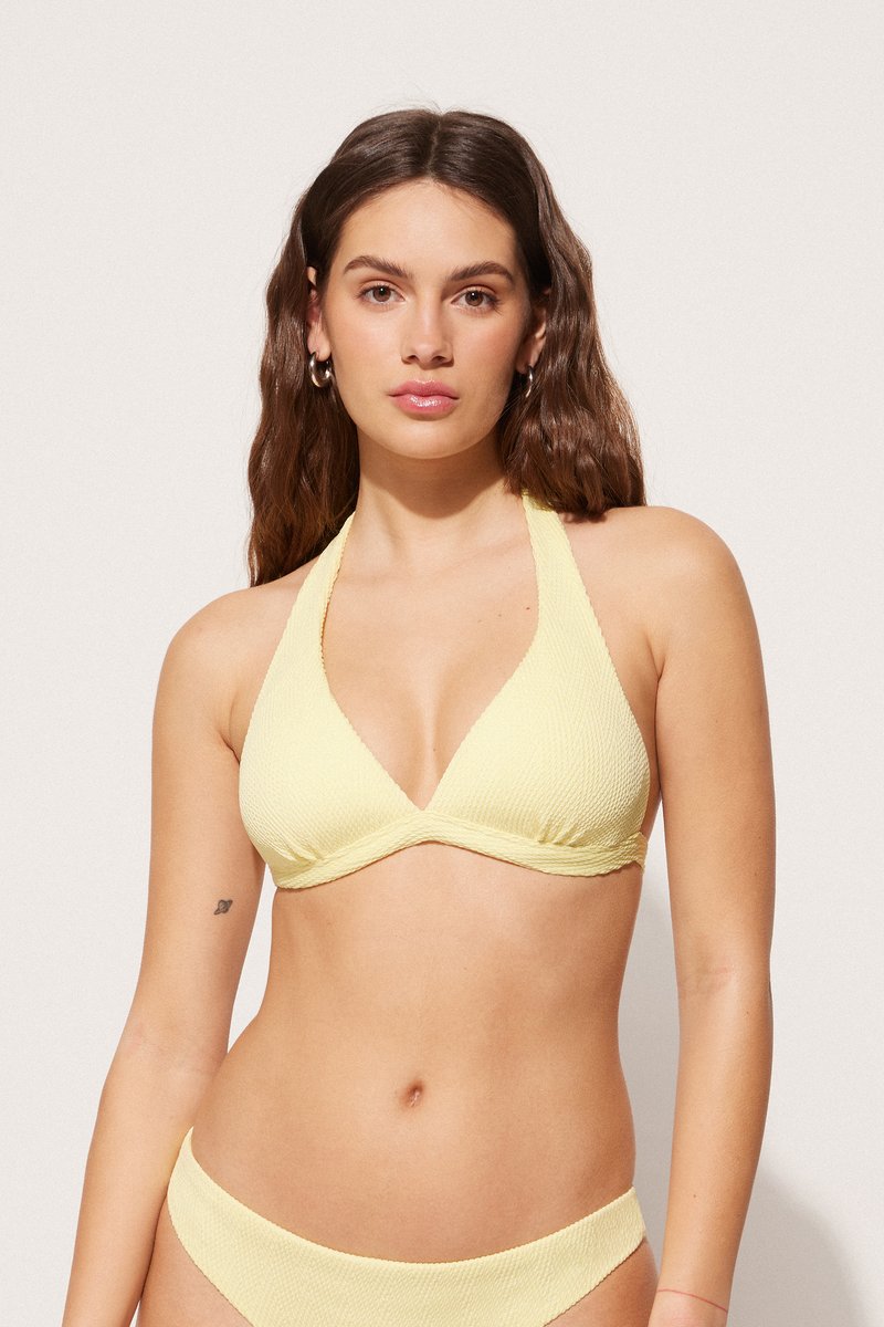 Žlutý texturovaný bikini s trojúhelníkovým topem na zavazování za krk a odpovídajícími nízko pásovými kalhotkami, které mají jemný žebrovaný vzor.