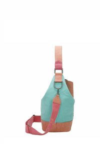 Un sac en forme de triangle avec un corps en toile turquoise, une base en cuir marron et une bandoulière ajustable rose avec des accessoires en métal.