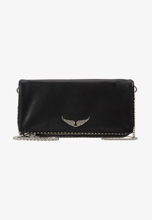Svart läderclutch med silverfärgad vingliknande hårdvara, kedjeskarp och nitar längs dragkedjan. Rektangulär form, slät textur.