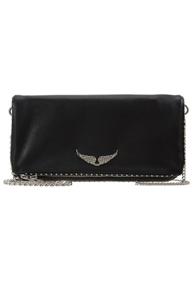 Μαύρη δερμάτινη τσάντα clutch με ασημένια μεταλλικά στοιχεία σε σχήμα φτερού, αλυσίδα και καρφιά κατά μήκος του φερμουάρ. Ορθογώνιο σχήμα, λεία υφή.