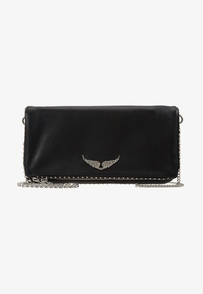 Μαύρη δερμάτινη τσάντα clutch με ασημένια μεταλλικά στοιχεία σε σχήμα φτερού, αλυσίδα και καρφιά κατά μήκος του φερμουάρ. Ορθογώνιο σχήμα, λεία υφή.
