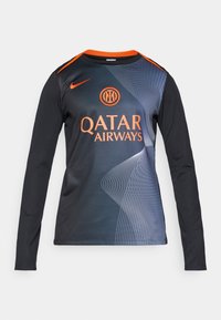 Maglia a maniche lunghe nera con un colletto arancione. Presenta un design a gradiente con motivi geometrici e la scritta "QATAR AIRWAYS" stampata in arancione.