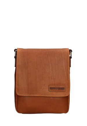 Borsa a tracolla in pelle color cuoio con patta anteriore, bordi cuciti e una toppa con logo. Presenta una tracolla rimovibile per un uso versatile.