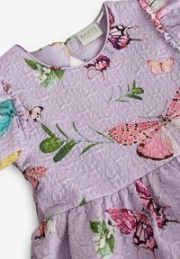 Fialové květinové šaty s texturovanou tkaninou, zdobené vzory motýlů a květin, kulatým výstřihem a volánkovými akcenty na rukávech.