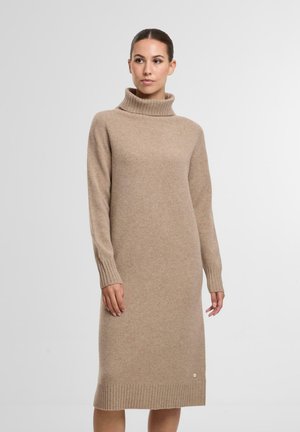 Strickkleid in Hellbeige mit hohem, geripptem Kragen und langen Ärmeln. Verfügt über gerippte Bündchen und Saum, weiche Textur und ein dezentes Logo-Detail.