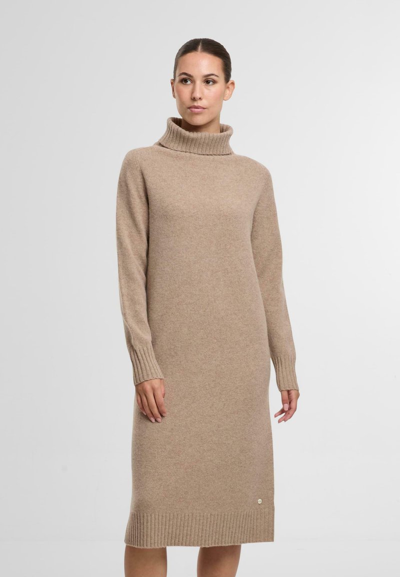 Strickkleid in Hellbeige mit hohem, geripptem Kragen und langen Ärmeln. Verfügt über gerippte Bündchen und Saum, weiche Textur und ein dezentes Logo-Detail.