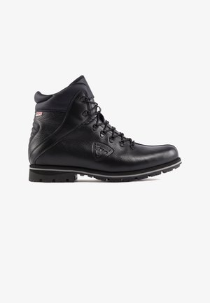 Černá kožená turistická bota s texturovaným povrchem, odolným šněrovacím designem, gumovou podrážkou a zesílenou podporou kotníku. Na boku je umístěno logo.