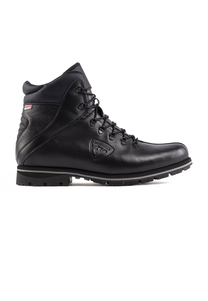 Stivale da trekking in pelle nera con finitura testurizzata, design robusto con allacciatura, suola in gomma e supporto rinforzato per la caviglia. Presenta un logo sul lato.