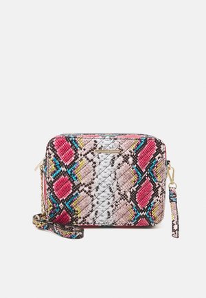 Lille rektangulær skuldertaske med farverigt slangeskindsprint i pink, blå, gul og sort samt gyldne lynlås- og remdetaljer.