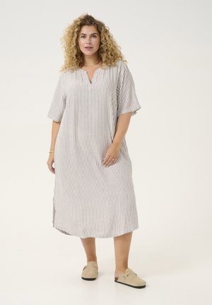 Abito a righe, lungo fino al ginocchio, realizzato in tessuto leggero, con scollatura a V, maniche corte e spacchi laterali. Presenta sottili linee verticali in beige e marrone.