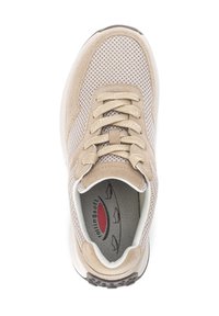 Beige Mesh- und Wildledersneaker mit beigen Schnürsenkeln, einem gepolsterten Kragen und einer weißen Zwischensohle. Innen zeigt sich eine gemusterte Innensohle mit Branding.