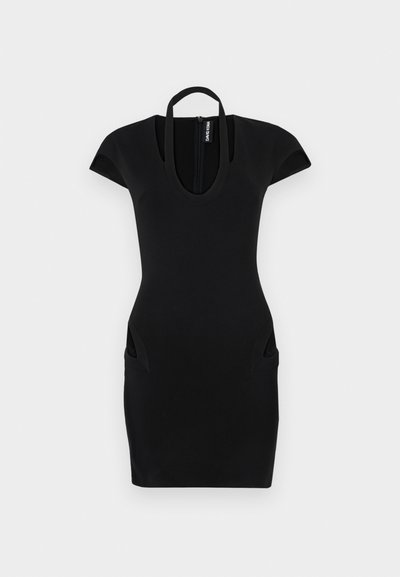 Rochie neagră, ajustată, cu mâneci scurte, decolteu larg și buzunare laterale. Material neted și elastic, cu un design minimalist.