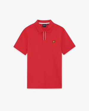 Polo rouge à manches courtes avec col, deux bandes blanches sur la patte de boutonnage, et petit logo d'oiseau jaune et noir sur la poitrine gauche.